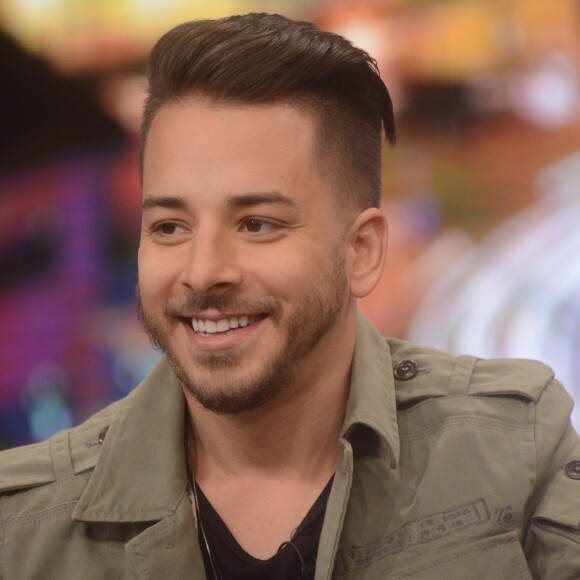 Junior conta que sofreu bullying na escola. 'Por tudo: eu tinha o cabelo arrepiado, então era o cabelo, era porque eu era famoso, porque eu era o filho do sertanejo', contou