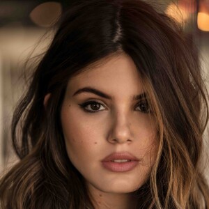 Camila Queiroz, capa da revista 'Cosmopolitan', disse que protege intimidade com namorado, Klebber Toledo