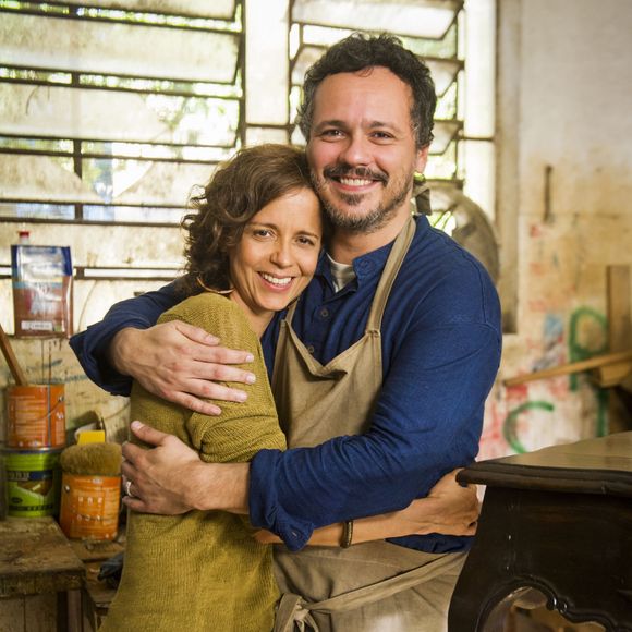 Borges (Danton Mello), o bonequeiro, vai passar por crise financeira junto de Tereza (Dani Barros), por não querer submeter sua arte ao capitalismo