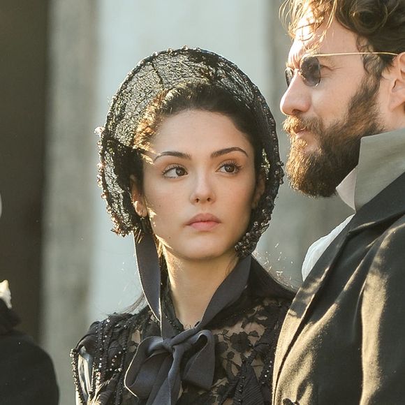 Anna (Isabelle Drummond) nã fica convencida com a desculpa que Thomas (Gabriel Braga Nunes)  inventa como razão de ter mentido para ela, na novela 'Novo Mundo'