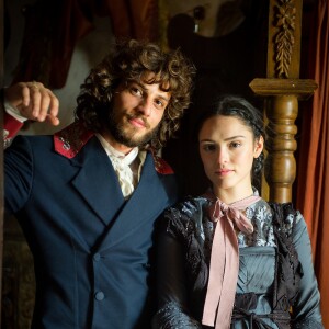 Anna (Isabelle Drummond) e Joaquim (Chay Suede) se beijam e têm uma noite de amor, na novela 'Novo Mundo'