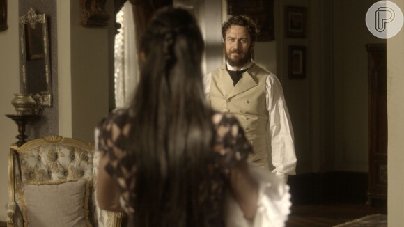 Anna (Isabelle Drummond) confronta Thomas (Gabriel Braga Nunes) e pergunta se ele matou sir Millmann, na novela 'Novo Mundo'