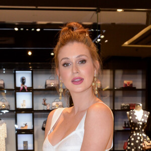 Marina Ruy Barbosa usou vestido Dolce & Gabanna e clutch azul clara estampada em evento