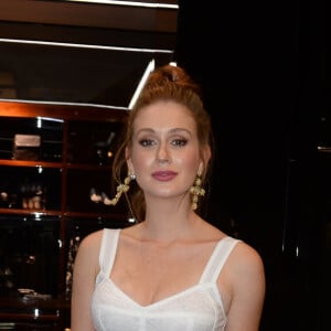 Marina Ruy Barbosa usou brinco Dolce & Gabanna de filigrana de ouro com 18 k com águas marinha