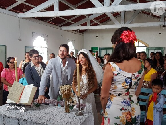 Ritinha (Isis Valverde) se casou com Zeca (Marco Pigossi) em Parazinho, na novela 'A Força do Querer'