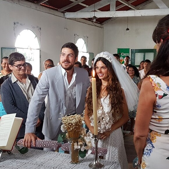 Ritinha (Isis Valverde) se casou com Zeca (Marco Pigossi) em Parazinho, na novela 'A Força do Querer'