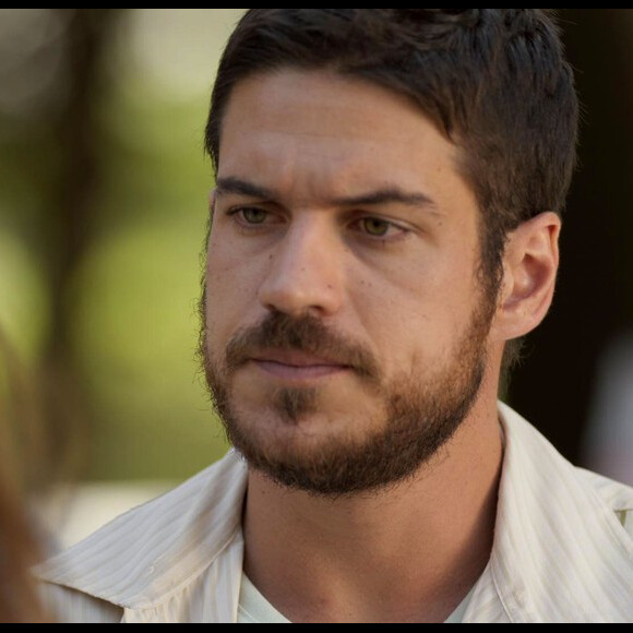 Zeca (Marco Pigossi) não atende aos apelos de Ritinha (Isis Valverde) e a deixa falando sozinha, na novela 'A Força do Querer'