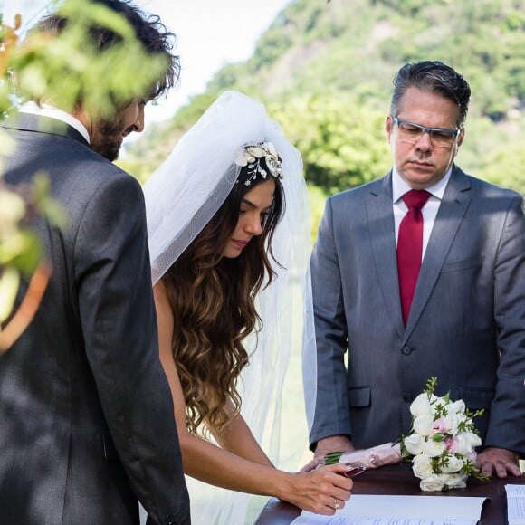 Ritinha (Isis Valverde) se casou com Ruy (Fiuk) no civil e no religioso sem ter se separado de Zeca (Marco Pigossi), na novela 'A Força do Querer'