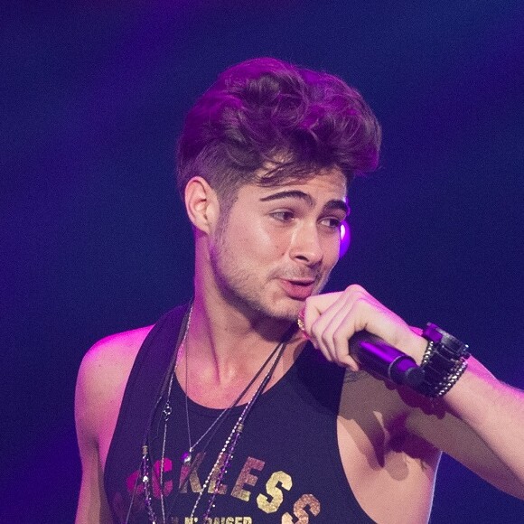 
Léo Régis (Rafael Vitti) troca a carreira de músico pela de dono de posto de gasolina, nos últimos capítulos da novela 'Rock Story'
