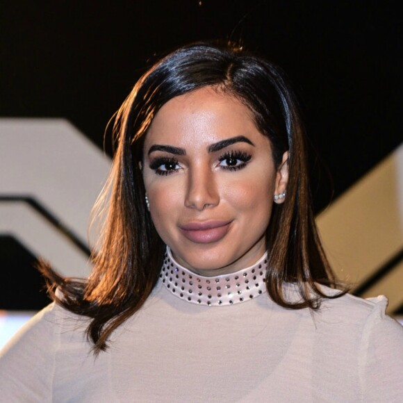 Anitta foi entrevistada em talk show mexicano e divulgou seu novo single, 'Paradinha'