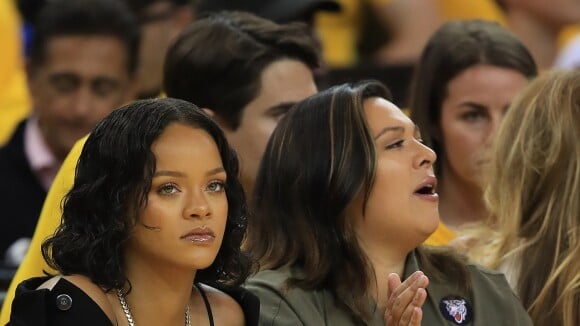 Rihanna ganha encarada de jogador de basquete após xingá-lo durante jogo da NBA