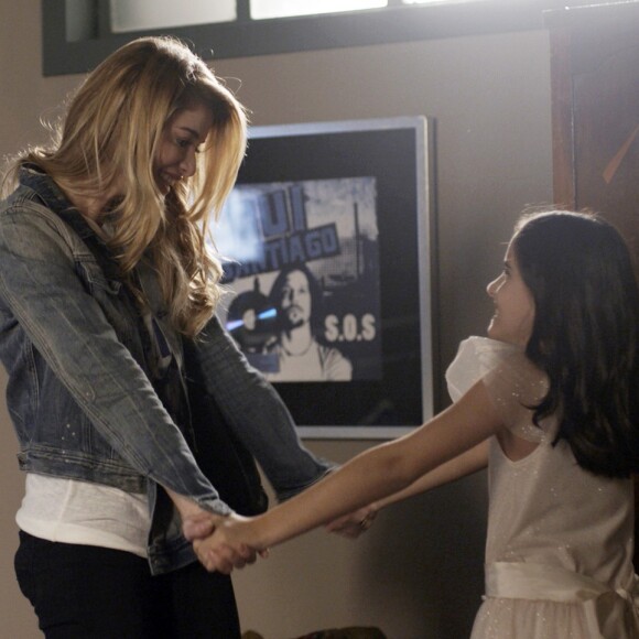 Para a alegria de Chiara (Lara Carielo), Diana (Alinne Moraes) viajar sozinha para os Estados Unidos, na novela 'Rock Story'