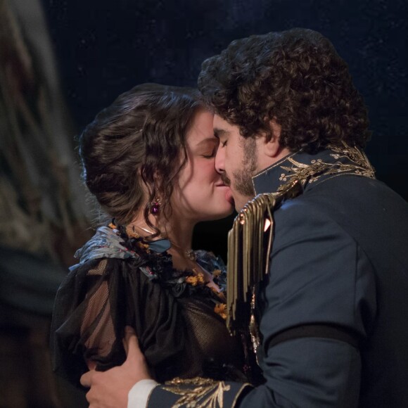 Dom Pedro (Caio Castro) está apaixonado por Domitila (Agatha Moreira) e não acredita nas acusações de Joaquim (Chay Suede) contra ela, na novela 'Novo Mundo'