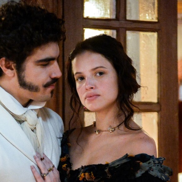 Thomas (Gabriel Braga Nunes) manda Domitila (Agatha Moreira) sair da cidade por um tempo, mas ela se recusa a se afastar de Dom Pedro (Caio Castro), na novela 'Novo Mundo'
