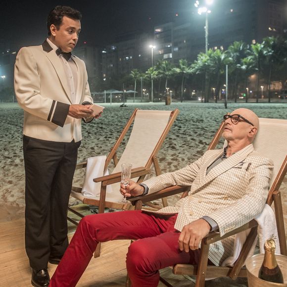 Nelito (Rodrigo Fagundes), amigo de Pedrinho (Marcos Caruso) e camareiro do Carioca Plaace, passa a subtrair itens do hotel para entregar ao ex-patrão na novela 'Pega Pega'