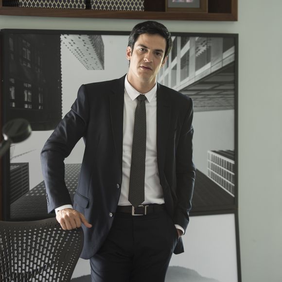 'A princípio, eles têm uma boa relação porque o Eric é filho de um grande amigo do Pedrinho', conta Marcos Caruso sobre a relação de Pedrinho com o empresário que compra o hotel Carioca Palace