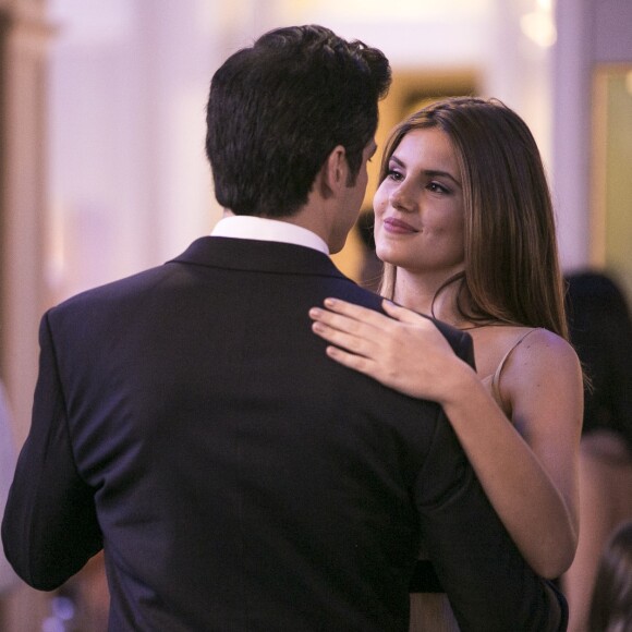Pedrinho (Marcos Caruso) não concorda com o namoro da neta Luiza (Camila Queiroz) com o empresário Eric (Mateus Solano), na novela 'Pega Pega'