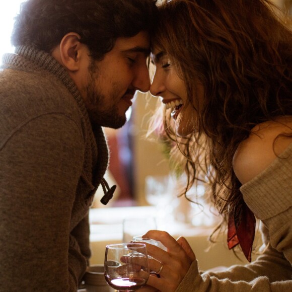 Renato (Renato Góes) tenta fazer as pazes, mas Rimena (Maria Casadevall) é irônica com ele, na supersérie 'Os Dias Eram Assim'