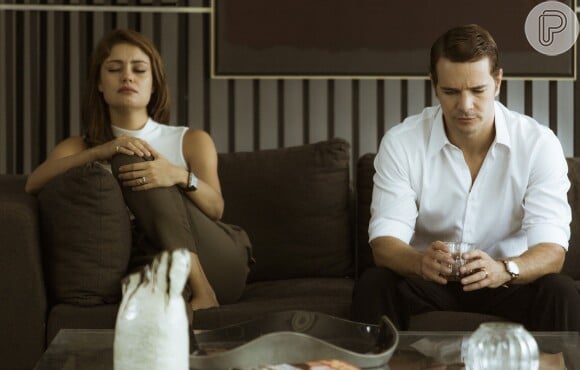 Vitor (Daniel de Oliveira) tenta convencer Alice (Sophie Charlote) a não terminar seu casamento, na supersérie 'Os Dias Eram Assim'