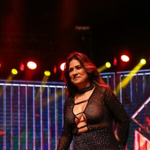 Simone, da dupla com Simaria, dança com look transparente e decotado em show 