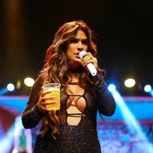 Simone e Simaria tomam cerveja e comemoram sucesso durante show em São Paulo