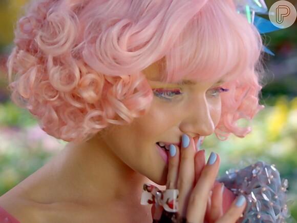 Bruna Linzmeyer realizou sonho antigo ao pintar os cabelos de rosa para personagem em 'Meu pedacinho de chão', da Globo: 'Sempre quis'