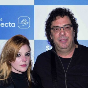 Após fim de namoro com Baby do Brasil, Walter Casagrande curte show com a namorada em São Paulo