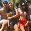 Larissa Manoela e Thomaz Costa já curtiram praia com amigos há alguns dias, mas seguem sem rotular o relacionamento
