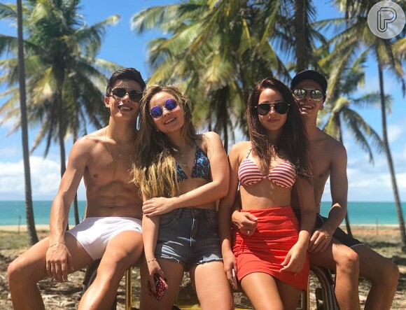 Larissa Manoela e Thomaz Costa já curtiram praia com amigos há alguns dias, mas seguem sem rotular o relacionamento