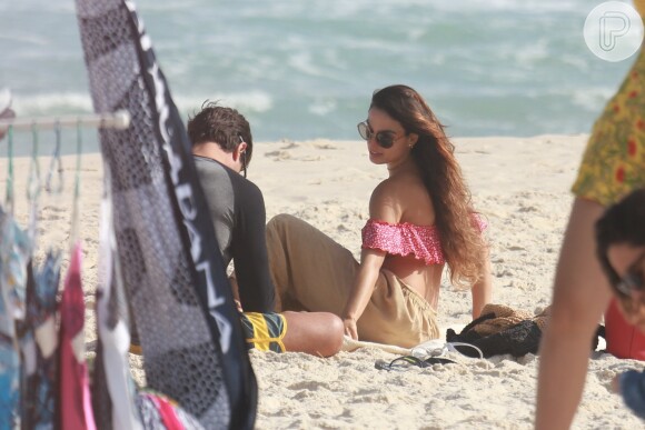 Isis Valverde coloca o bronzeado em dia ao curtir praia com o namorado