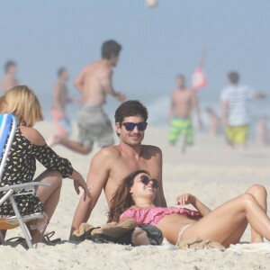 Isis Valverde curte praia com o namorado, André Resende, e mostra boa forma