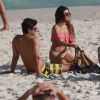 Isis Valverde curte praia com o namorado, André Resende, e mostra boa forma