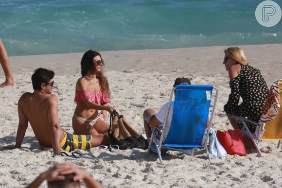 Isis Valverde curte praia com o namorado, André Resende, e mostra boa forma