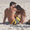 Isis Valverde troca beijos com o namorado, andré Resende, e mostra boa borma em dia de praia no Rio. Fotos foram feitas neste sábado, 03 de junho de 2017