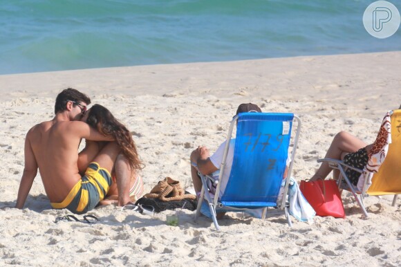 Isis Valverde curte praia com o namorado, André Resende, e mostra boa forma