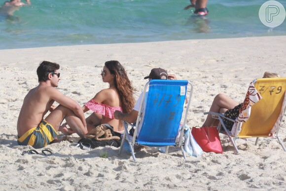 Isis Valverde curte praia com o namorado, André Resende, e mostra boa forma