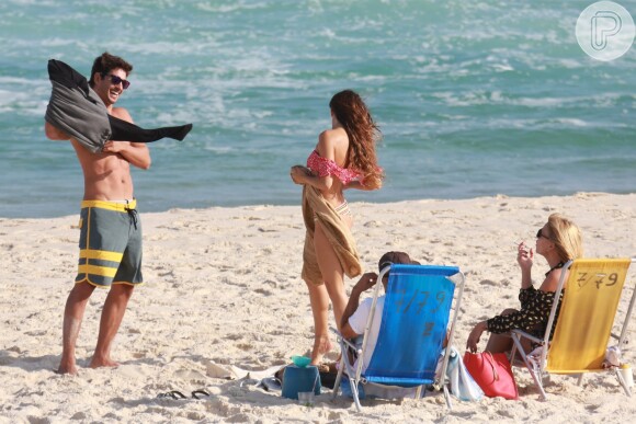 Isis Valverde curte praia com o namorado, André Resende, e mostra boa forma