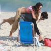 Isis Valverde pula no namorado, André Resende, em praia carioca