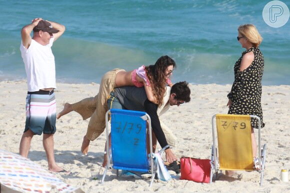 Isis Valverde pula no namorado, André Resende, em praia carioca