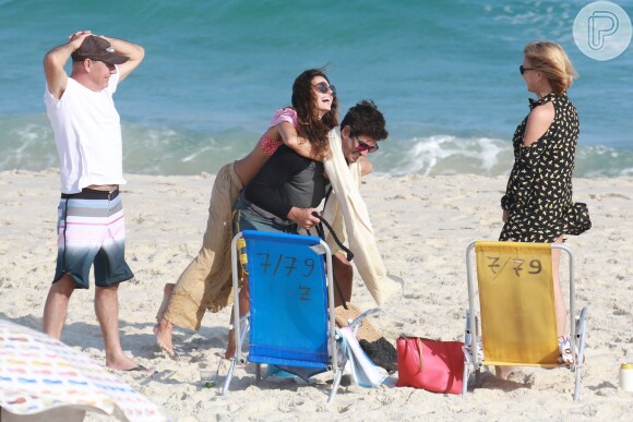 Isis Valverde curte praia com o namorado, André Resende, e mostra boa forma