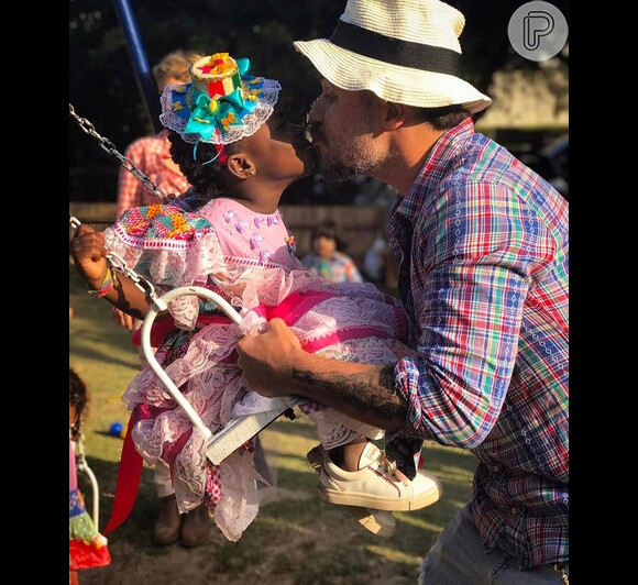 Bruno Gagliasso beija a filha, Títi, em festa junina: 'Dia de arraiá'