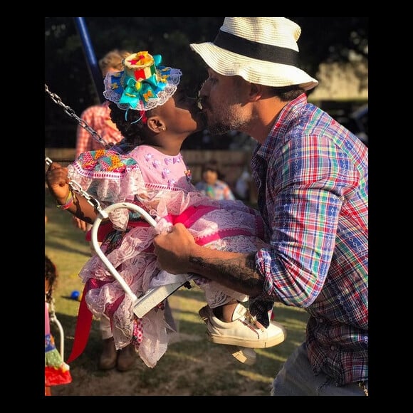 Bruno Gagliasso beija a filha, Títi, em festa junina: 'Dia de arraiá'