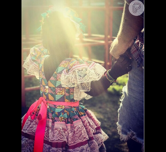 Giovanna Ewbank mostra Títi com roupa caipira