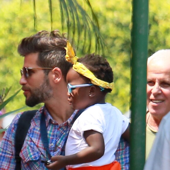 Bruno Gagliasso é clicado levando a filha na escola