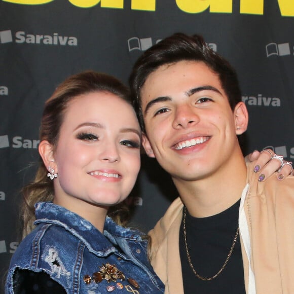 Larissa Manoela viajou com Thomaz Costa para o lançamento do livro 'O Mundo de Larissa Manoela' em Salvador, na Bahia