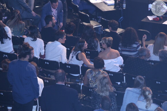 Paolla Oliveira troca beijos com o namorado, Papinha, em evento de UFC. Fotos foram feitas na noite de sábado, 03 de junho de 2017