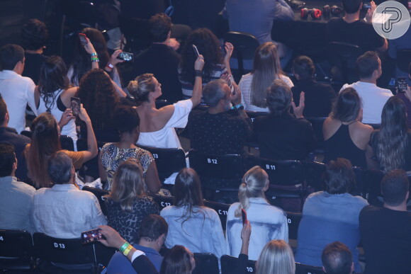 Paolla Oliveira troca beijos com o namorado, Papinha, em evento de UFC. Fotos foram feitas na noite de sábado, 03 de junho de 2017