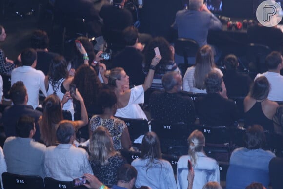 Paolla Oliveira troca beijos com o namorado, Papinha, em evento de UFC. Fotos foram feitas na noite de sábado, 03 de junho de 2017