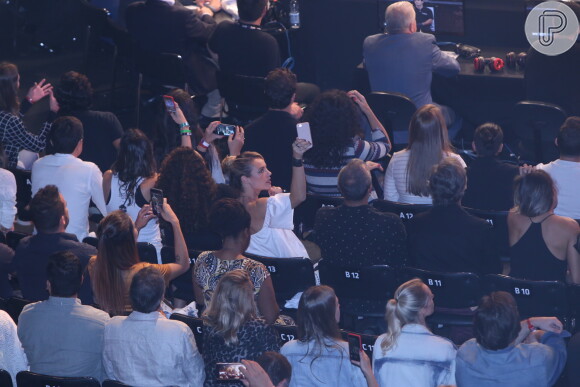 Paolla Oliveira troca beijos com o namorado, Papinha, em evento de UFC. Fotos foram feitas na noite de sábado, 03 de junho de 2017