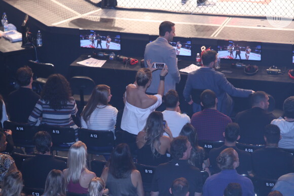 Paolla Oliveira troca beijos com o namorado, Papinha, em evento de UFC. Fotos foram feitas na noite de sábado, 03 de junho de 2017